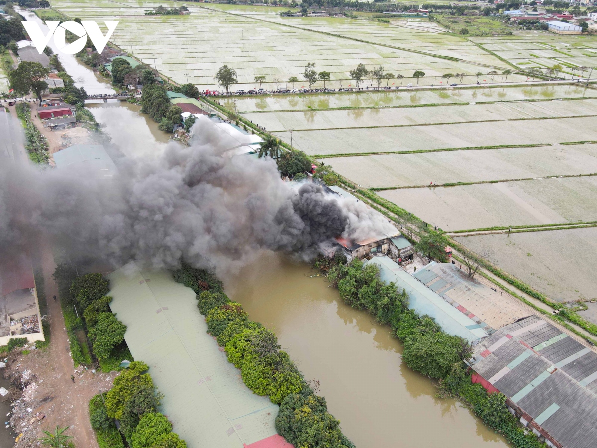 Cháy lớn tại một xưởng tập kết nhựa ở Bắc Ninh - Ảnh 1.
