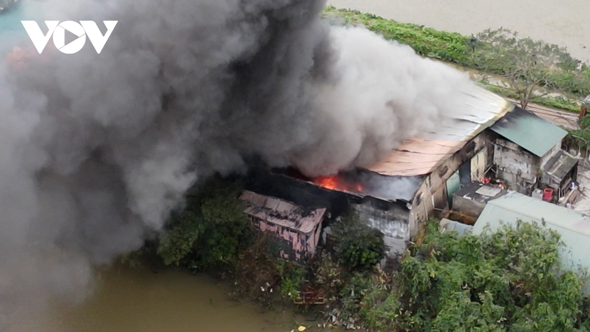 Cháy lớn tại một xưởng tập kết nhựa ở Bắc Ninh - Ảnh 2.