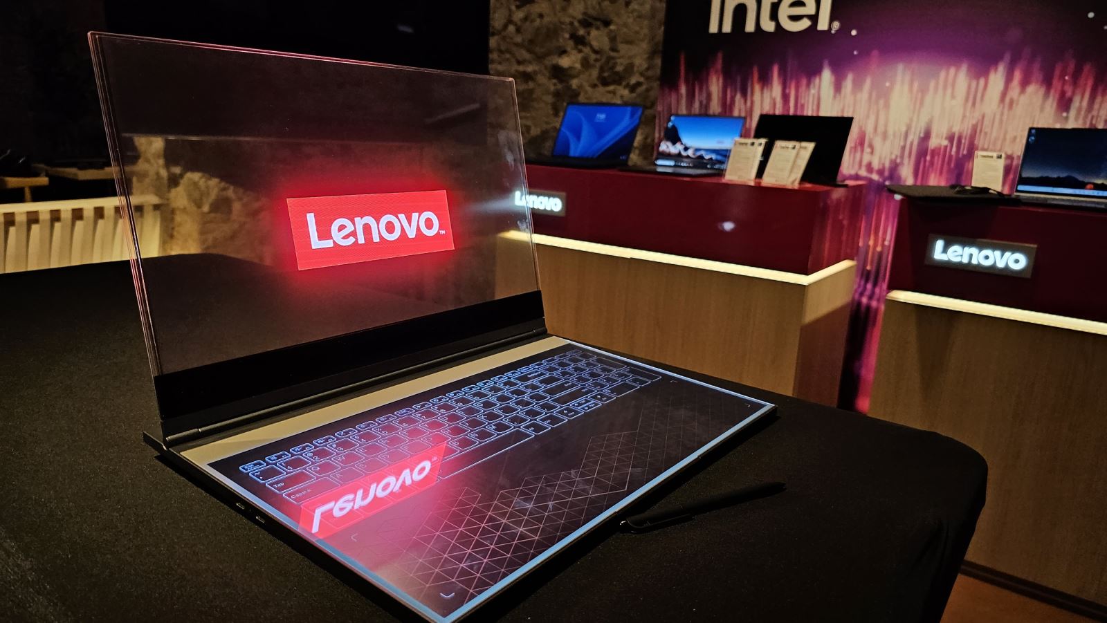 Lenovo ra mắt máy tính có màn hình trong suốt- Ảnh 1.